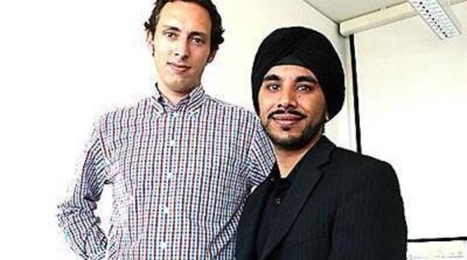 Niels Emmerich (links) und Harpreet Singh fahnden mit ihren Mitarbeitern nach einem Impfstoff gegen Krebs. FOTO: SCHINDLER