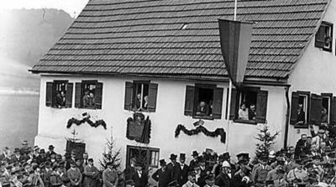 Am 8. Mai 1927 wurde an Erzbergers Geburtshaus in Buttenhausen die Gedenktafel eingeweiht. Bei den Männern mit den schwarzen Sch