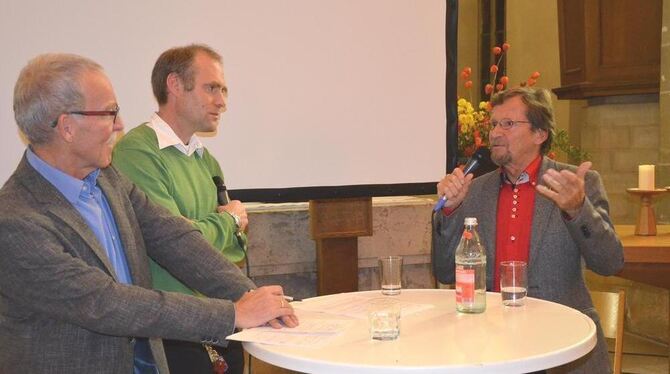 Diskussion zum Mauerfall in der Pfullinger Martinskirche (von links): VHS-Leiter Ulrich Vöhringer und Peter Hofmayer, Vorsitzend