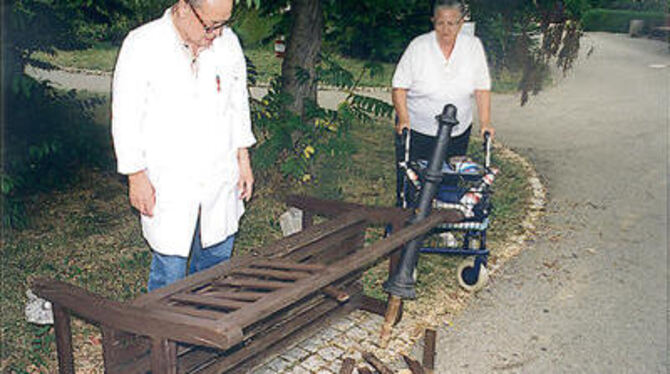 Ruiniert: Bank vorm Seniorenheim Voller Brunnen.  FOTO: PR