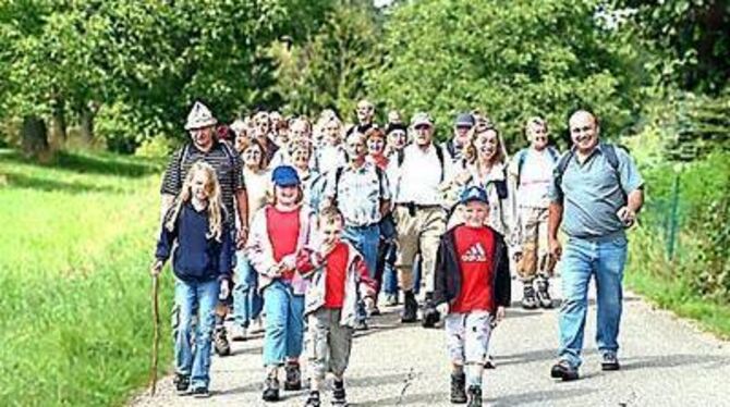 Wandern macht Spaß - vor allem unter der fachkundigen Führung von Rolf Göbel (rechts) und Horst Morgenroth vom Degerschlachter A