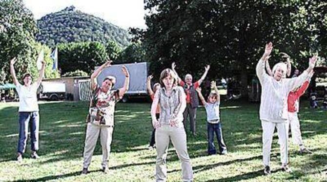 Da fließen Energien harmonisch: Qi Gong beim Bad Uracher Kurparkfest unterm Hohenurach. FOTO: MAR