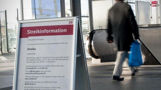 Ein Mann geht am Bahnhof Südkreuz in Berlin an einer Streikinformation der Gewerkschaft Deutscher Lokomotivführer (GDL) vorbe