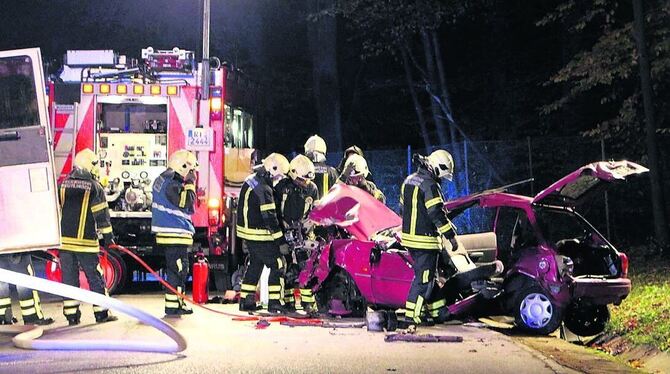 Realistisches Übungsszenario: Ein verunglückter Kleinwagen hat einen Radler unter sich begraben. FOTO: FEUERWEHR