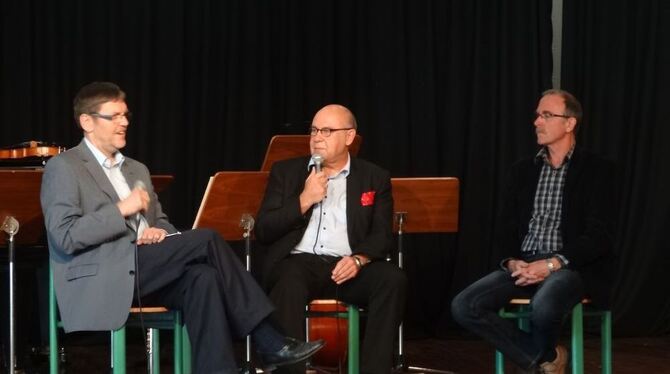 Helmut Dreher (Mitte) , Rektor des Firstwald-Gymnasiums und Lehrerkollege Reinhold Schimpf (rechts) sprachen bei der Matinee im