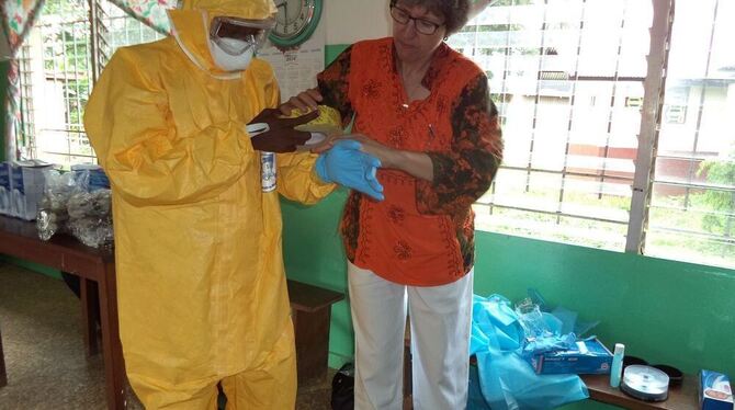 Gisela Schneider unterwegs in Liberia. Dort schulte sie Mitarbeiter der Partnerorganisation Christian Health Organisation und ze