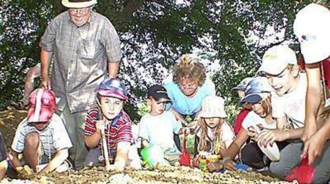 Auf den Spuren von Johannes Dorn: Hügelgrab-Expedition auf der Haid als besonderes Ferienprogramm-Erlebnis. GEA-FOTO: BRÄU