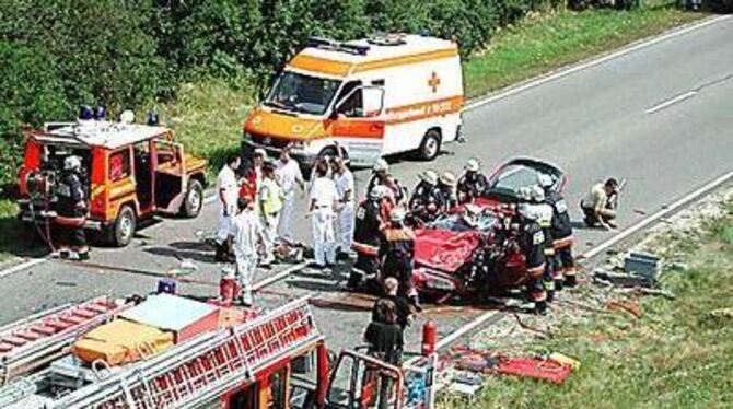 Die Feuerwehren aus Metzingen und Dettingen mussten den schwer verletzten Fahrer aus seinem völlig demolierten Fahrzeug schneide