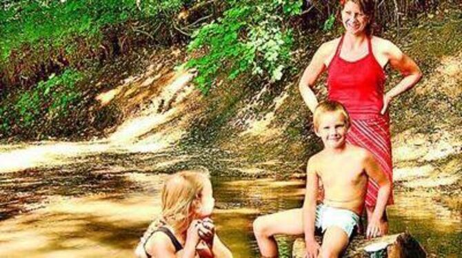 Stapellauf am Breitenbach: Schwimmen gehen Zeno und Rebekka aber besser im Reutlinger Freibad.  FOTO: NIETHAMMER