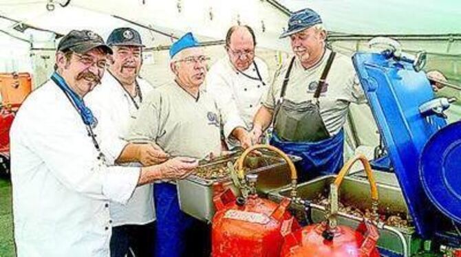 &raquo;Das Gyros ist lecker.&laquo; Bernard de Groot, Stefan Jung, Gerhard Reichert, Klaus Bautz und Josef Hald bei der Kostprob