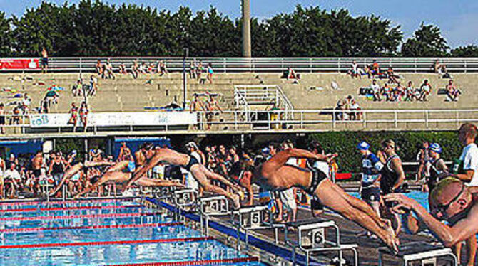 Auf die Plätze: Lautstark wurden die jugendlichen Schwimmer aus Ellesmere Port, Reutlingen und Tübingen von ihren Teams angefeue