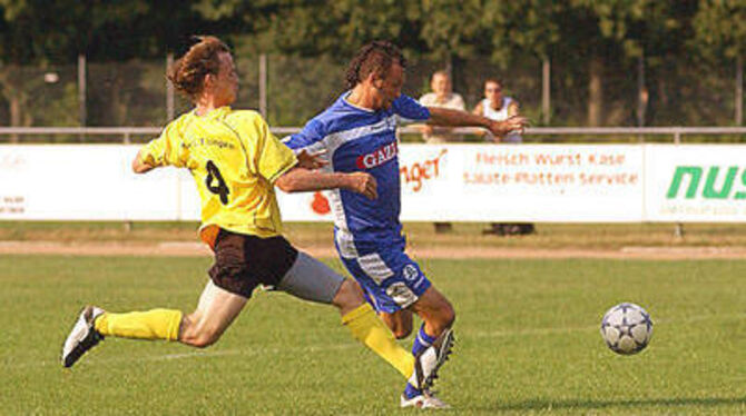 All sein Engagement nutzte dem SV 03 Spieletrainer Martin Wagner (links) gegen die Stuttgarter Kickers nichts. FOTO: NIETHAMMER