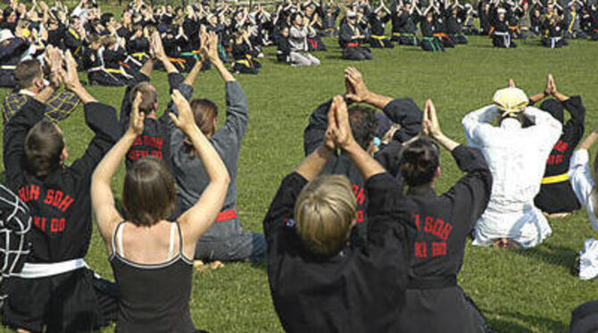 Ungewöhnlicher Anblick: Die Teilnehmer beim Eröffnungs-Training am Wochenende.  FOTO: MSC