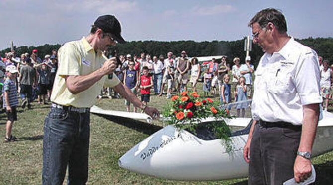 Der Täufling mit seinem Paten Peter Erwert (links) und Manfred Hagmeyer.  FOTO: MAR