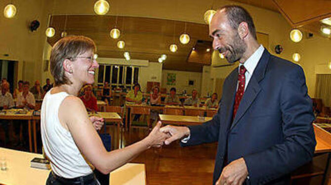 Zum Dank ein gutes Tröpfchen: Manuela Waitzmann mit Martin Sauer.  FOTO: REISNER