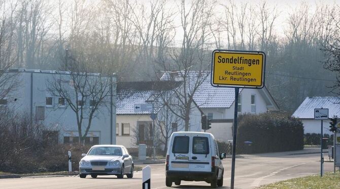 Hier, beim Nordportal der Gemeinde Sondelfingen, soll in Bälde ein ovaler Kreisverkehr realisiert werden. ARCHIV-FOTO: TRINKHAUS