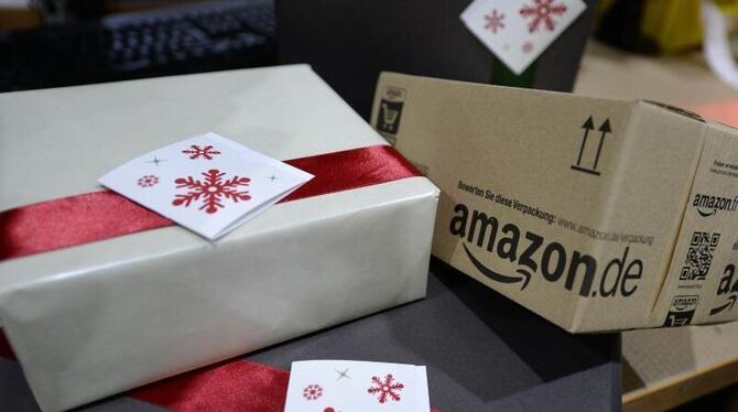 Weihnachtspakete liegen schon im Amazon-Logistikzentrum in Leipzig (auf einem Packtisch. Foto: Hendrik Schmidt