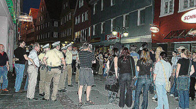 Polizei-Einsatz beim Marktplatz-Festival: Rund 40 Personen versuchten, die Veranstaltung zu stören. GEA-FOTO: PACHER