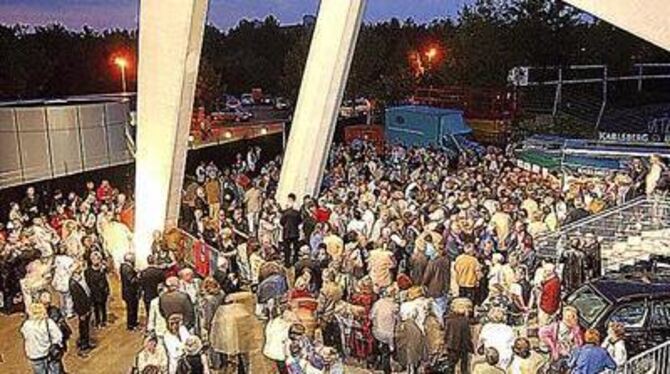 Klassik statt Kick: 4000 Opern-Freunde bevölkerten das Kreuzeiche-Stadion. Viele waren das erst Mal dort. FOTO: NIETHAMMER