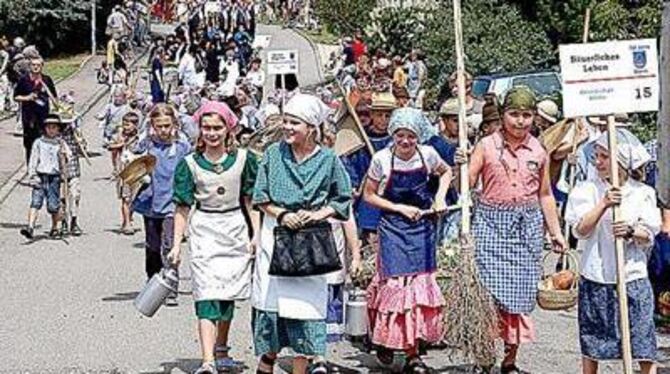 Bäuerliches Leben: Kinder im Festzug. GEA-FOTO: PACHER