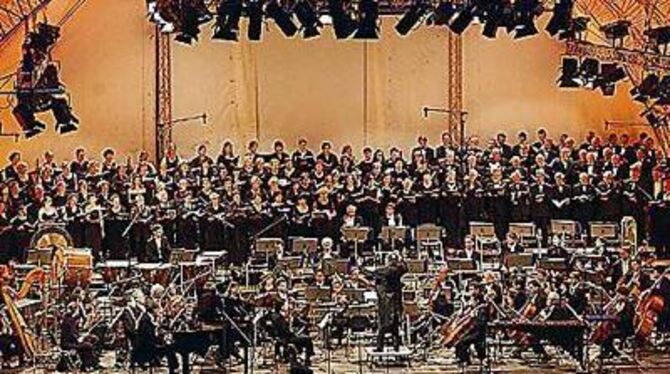 Der gewaltige Konzertchor aus Betzinger Sängerschaft und Philharmonia Chor und die Süddeutsche Philharmonie Konstanz beim Auftri