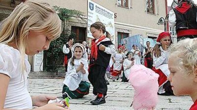 Nach dem Regen gab´s dann doch Festatmosphäre: Auftritt der italienischen Folkloregruppe. GEA-FOTO: PACHER