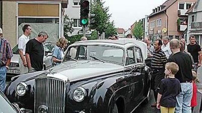 Immer wieder umrundet und bestaunt: der &raquo;Bentley S II Saloon&laquo;. Besitzer Harald Drechsler (rechts hinten im weißen He