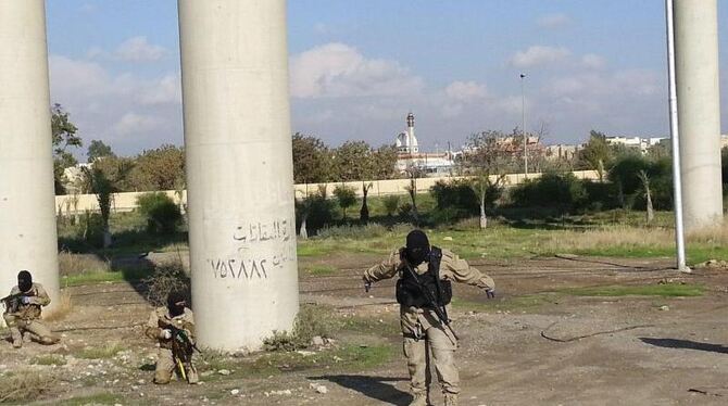 IS-Kämpfer bei einer Übung. Der Terror der Gruppe wirkt sich auch in der Versicherungsbranche aus. Foto: dpa