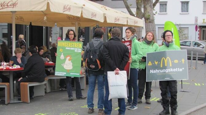 »Hühner haben keine Wahl. Wir schon«: Mit Plakaten und Gesprächen informierten die Greenpeace-Aktivisten die Kunden.  FOTO: VIT