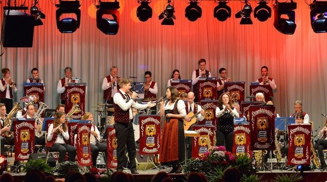 Ein prächtiger Auftritt: Die Degerschlachter Blasmusik begeisterte in der Auchterthalle. FOTO: NIETHAMMER