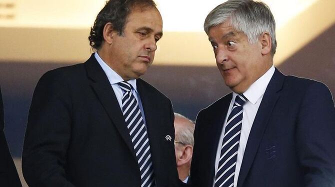 UEFA-Präsident Michel Platini (L) im Gespräch mit dem ehemaligen FA-Chef David Bernstein. Foto: Kerim Okten