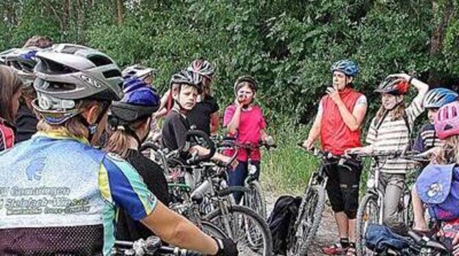 Ruhe in der Natur: Auch das lässt sich bei Julia Sahm (Zweite von rechts) in der Fahrrad-AG lernen. FOTO: PP