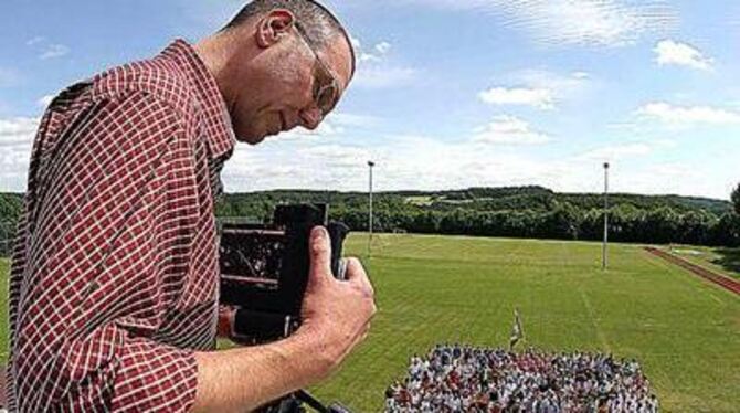 Klaus-Dieter Busch hält TSV-Mitglieder fotografisch für die Nachwelt und die Jubiläumsschrift des Vereins fest. FOTO: REISNER