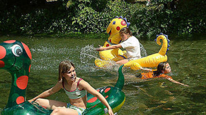 Straßenfest am Wasser: Wettfahrten mit Gummiboot und Plastikente.  FOTO: KAB