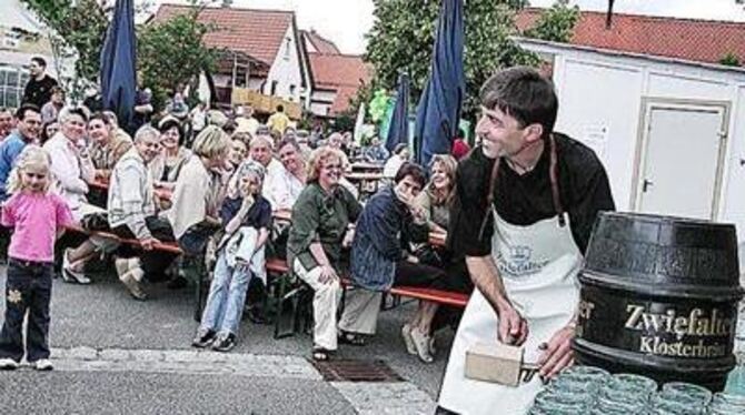 Wetterfeste Bewirtungshäuser. Riederichs Vereine luden zum Bürgerfest. FOTO: MAR