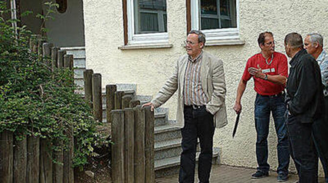 Die Holzpalisaden auf dem Pfronstetter Schulhof sollen nach dem Willen des Gemeinderats im Sommer erneuert werden. FOTO: HÄS