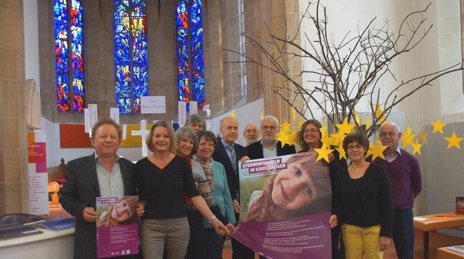 Die Sterne mit den Kinderwünschen funkeln schon am Baum. Die Initiatoren und Mitarbeiter freuen sich schon auf viele strahlende