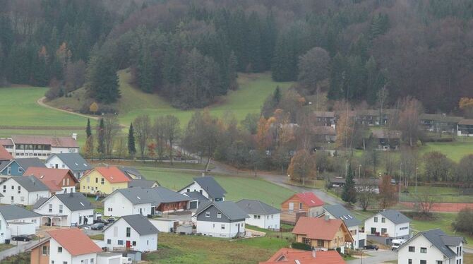 Auf der rechten Seite des Feldwegs auf den Sternberg liegt das zum Feriendorf gehörende Gelände, das in die Bebauung einbezogen