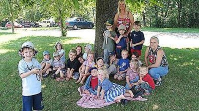 Die Natur-Erkunder vom Hägle-Kindergarten mit den Erzieherinnen Heike Brinkmann und Bettina Schmid (rechts).  GEA-FOTO: ESCH