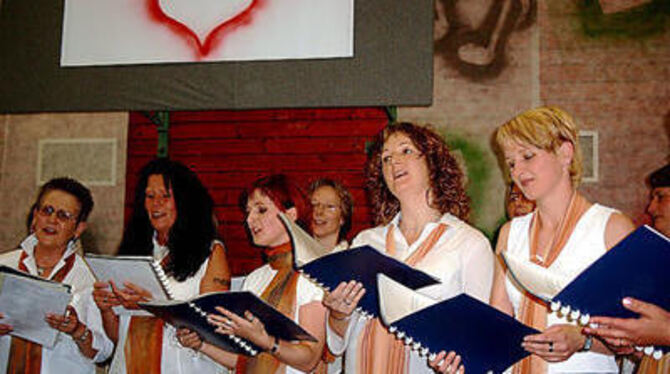 Singen sich selbst ein Ständchen: Frauen vom Cantas-Chor in der Jubiläumsfeier. FOTO: LPT