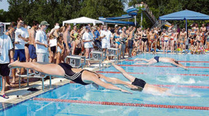 Auf die Plätze ... und ab geht's ins kühle Nass beim 2. Reutlinger Schwimmstaffel-Wettbewerb. GEA-ARCHIVFOTO: MEY