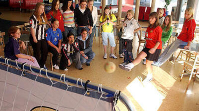 Dass Mädchen und Fußball prima zusammenpassen, zeigte sich jetzt im Reutlinger Jugendcafé. GEA-FOTO: MEYER