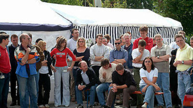 Noch einmal Betriebsversammlung vor den Werkstoren der SCP Deutschland in Pliezhausen. Die Schließung steht fest.  FOTO: TRINKHA