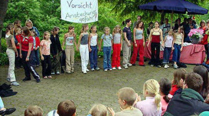 Viel Beifall erhielten die Mädchen für ihre Tanzvorführung. FOTO: KEM