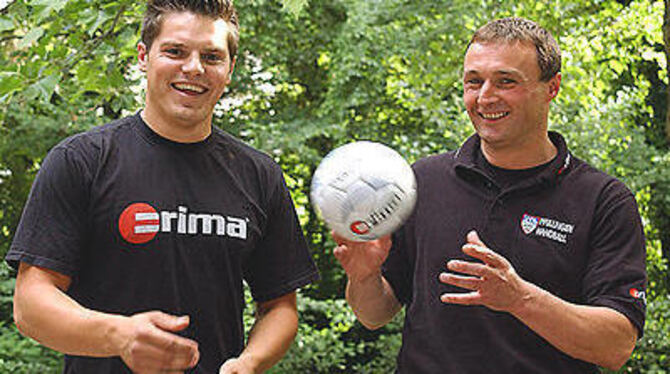 Der Handball fliegt wieder: Rückkehrer Eckard Nothdurft (rechts), jetzt als Trainer beim VfL, und Neuzugang Aleksandar Stevic zu