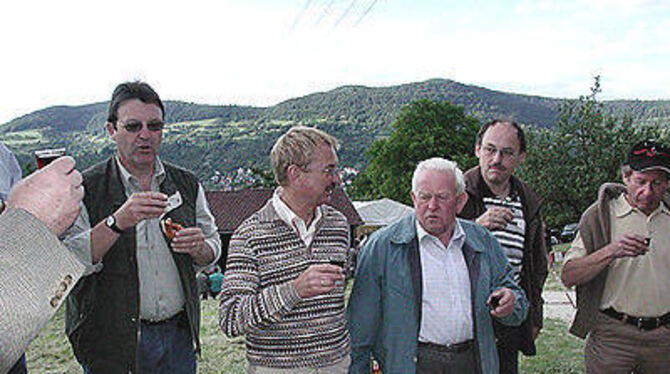 Mit Kirschwasser auf den neuen Kirschenweg angestoßen. FOTO: MAR