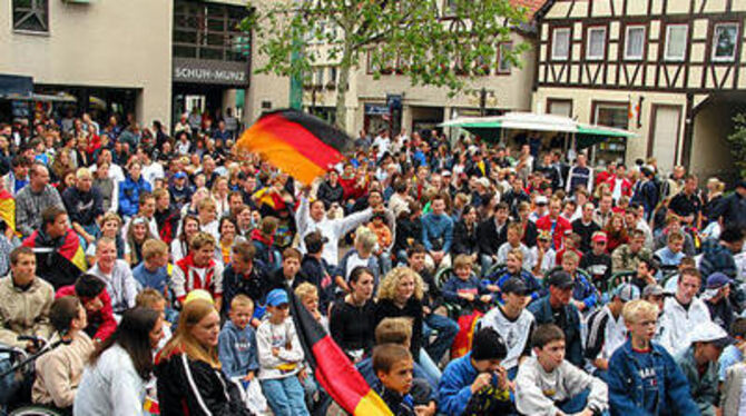 Beim Spiel Deutschland gegen Lettland war die Stimmung noch frostig. Doch mit dem Einzug der VfL-Handballer kam auch bei den gan