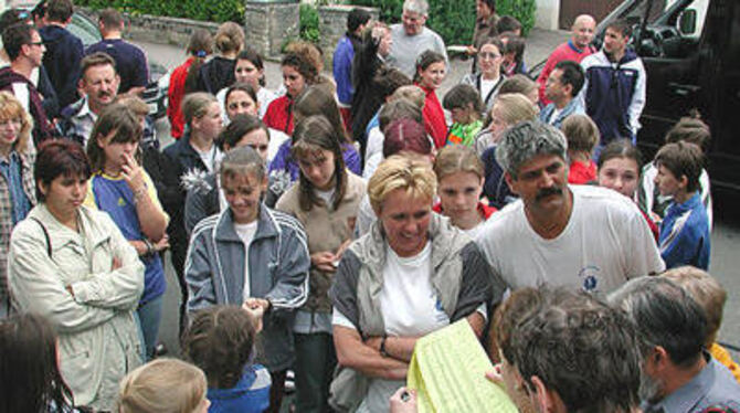 Die Ungarn sind da! Untergebracht sind sie bei privaten Gastgebern oder auch im Dorfgemeinschaftshaus Böttingen. GEA-FOTO: OEL