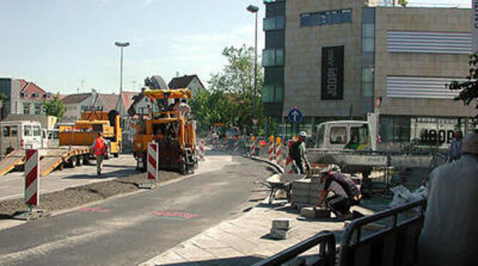 In der Reutlinger Straße laufen die letzten Arbeiten am Bau der neuen Verkehrsregelung rund um den Lindenplatz. GEA-FOTO: RAL