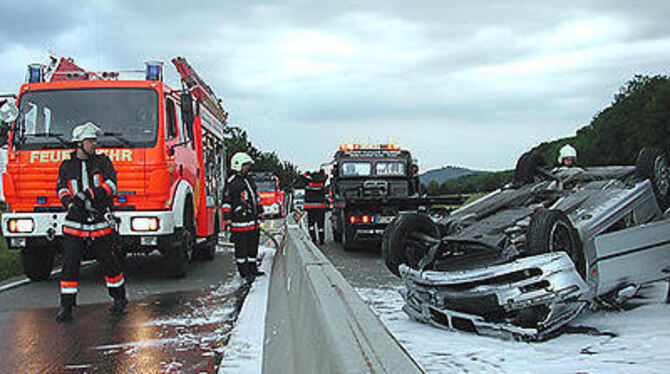 Rund 100 Meter schlitterte der BMW auf dem Dach. GEA-FOTO: FÜS